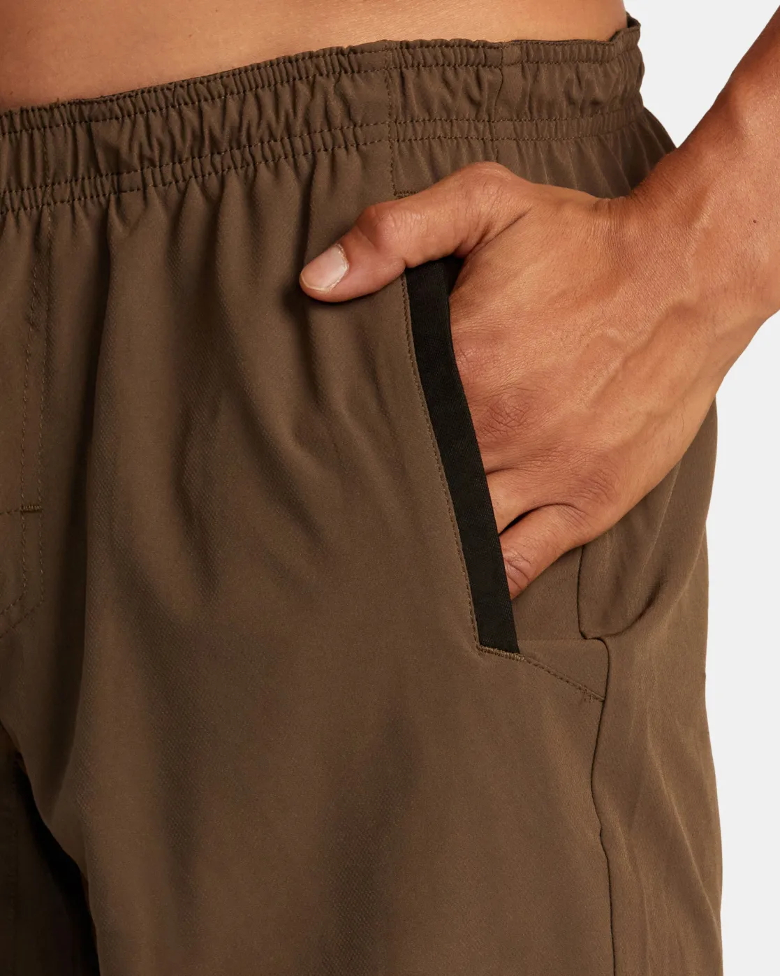 RVCA YOGGER STRETCH 17" ATHLETIC SHORTS Mocha